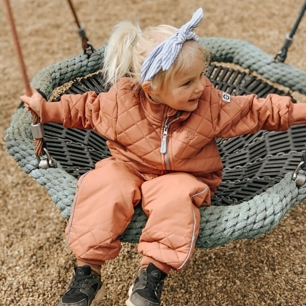 Den ultimative guide til at klæde dit barn på i termisk tøj